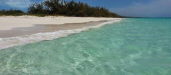 Tropical Leisure 2BR cottage with beach nearby