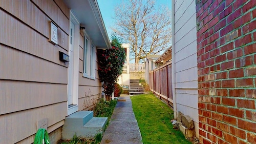 Cozy Apartment w/ Air Conditioning, Smart TV, Covered Parking