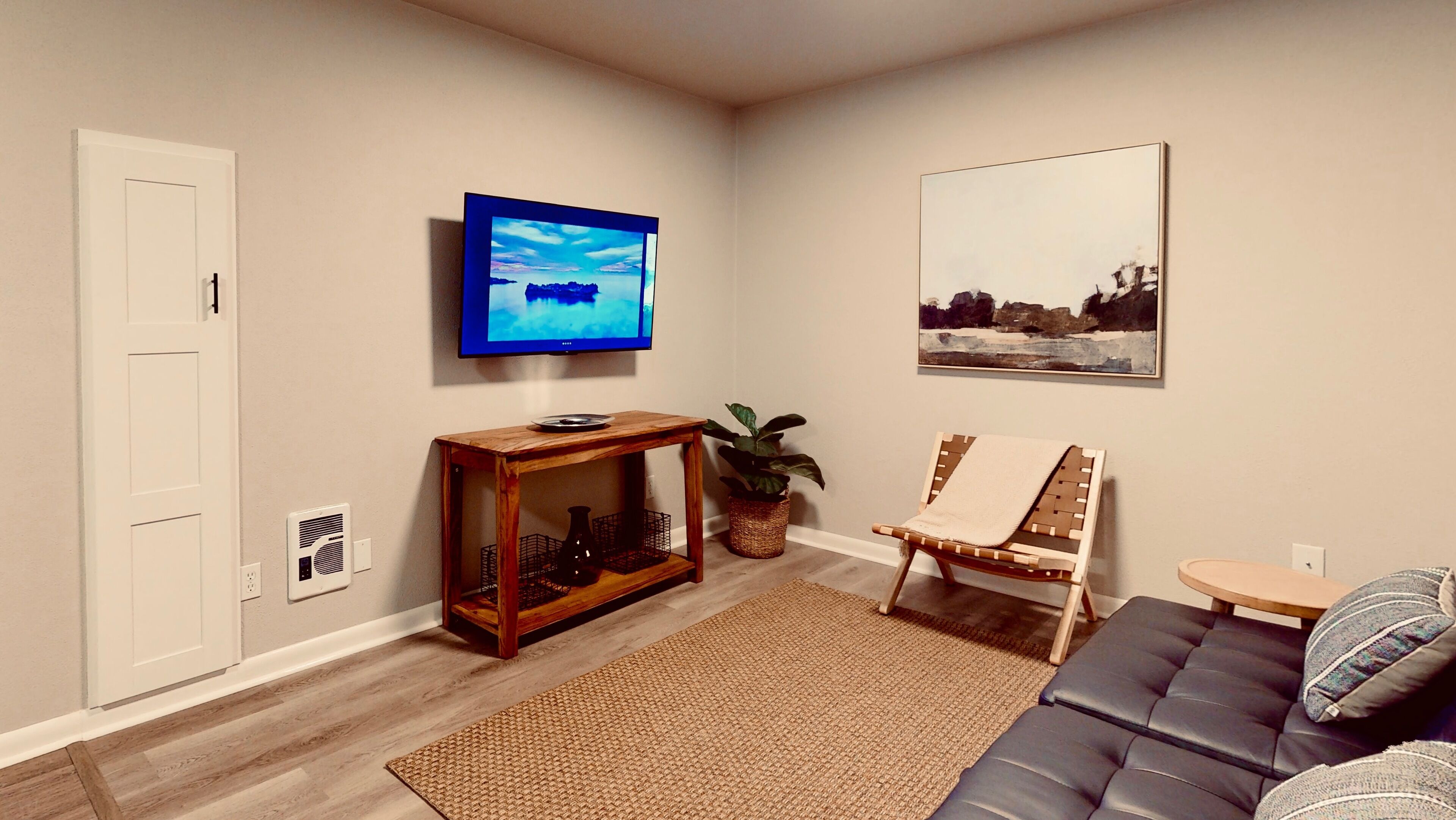 Een smart-tv en boeken