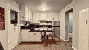 Kylskåp, mikrovågsugn, ugn och spishäll