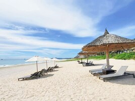 Private beach, white sand, beach bar