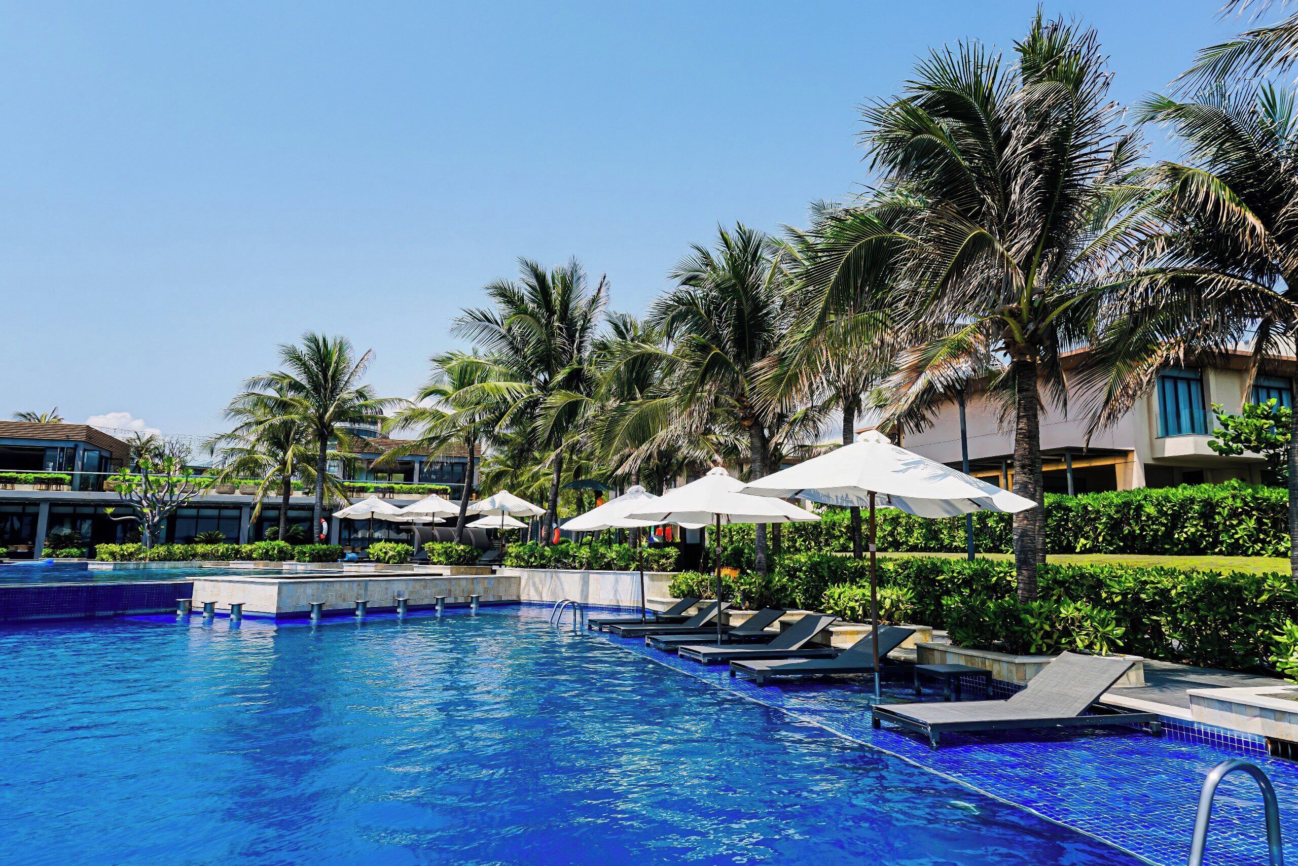 Una piscina cubierta, una piscina al aire libre