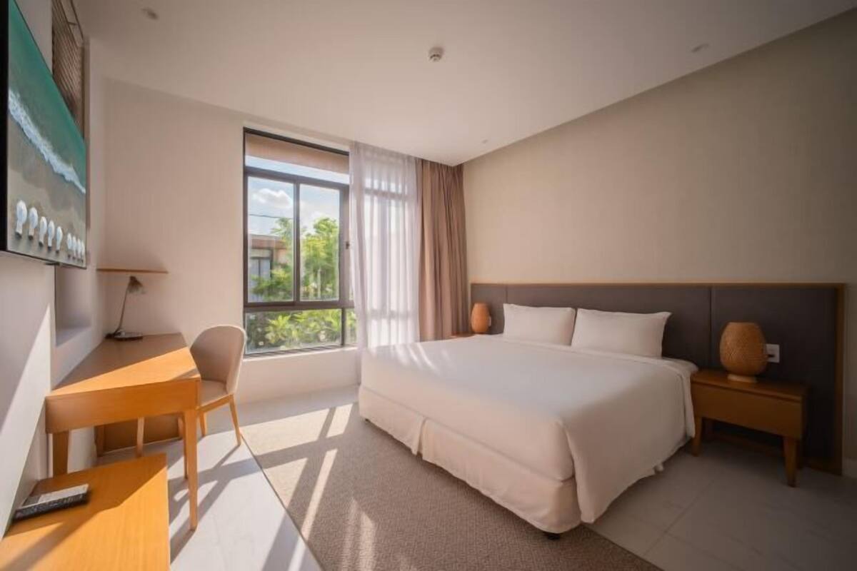 Roupas de cama premium, camas com colchões pillow-top, frigobar