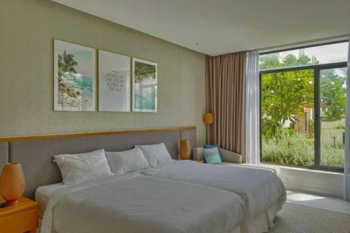 Roupas de cama premium, camas com colchões pillow-top, frigobar