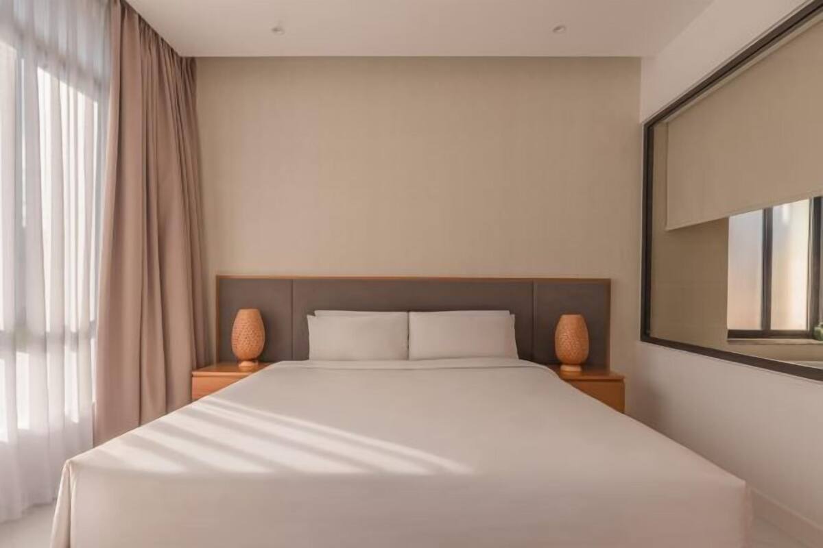 Roupas de cama premium, camas com colchões pillow-top, frigobar