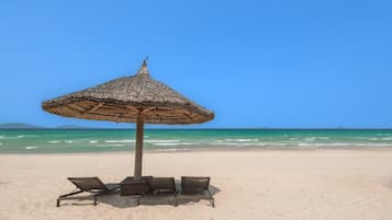 Privatstrand, weißer Sandstrand, Strandbar