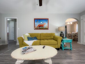 Télévision, livres, espaces bureaux