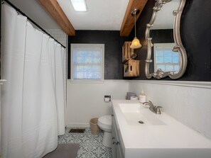 Hair dryer, towels, soap, shampoo - The Fox Den, Pet Friendly, Broadband WiFi, Great Location (Ponca City)