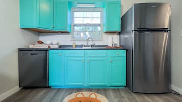 Fridge, cookware/dishes/utensils