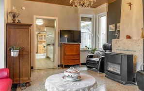 Smart TV, fireplace, DVD player