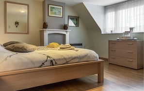 2 bedrooms, travel cot, free WiFi, bed sheets
