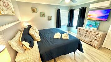 1 habitación, escritorio, tabla de planchar con plancha y cuna de viaje