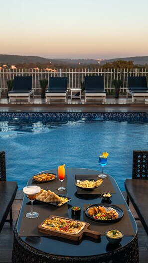 Indoor pool, open 8:00 AM to 7:00 PM, sun loungers - VAGATOR DOWNTOWN (Vagator)