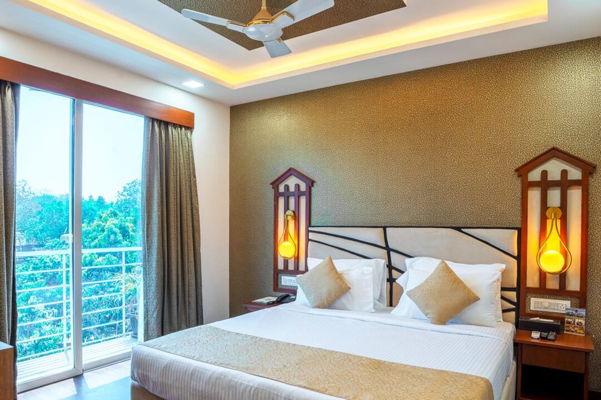 Deluxe Room, 1 King Bed, Balcony | Premium bedding, minibar, desk, laptop workspace