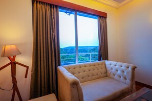 32-inch Smart TV with digital channels, TV - VAGATOR DOWNTOWN (Vagator)