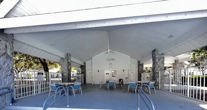 Quiet community, 40 min from the beach, 20 min from theme parks. Newly Renovated