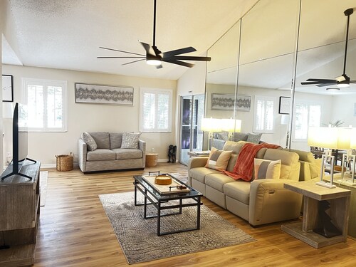 Quiet community, 40 min from the beach, 20 min from theme parks. Newly Renovated