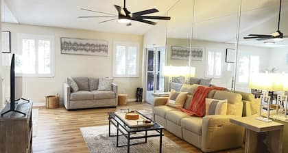 Quiet community, 40 min from the beach, 20 min from theme parks. Newly Renovated