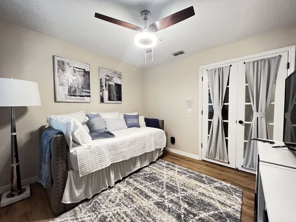 Quiet community, 40 min from the beach, 20 min from theme parks. Newly