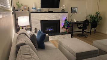 TV connectée, cheminée, livres