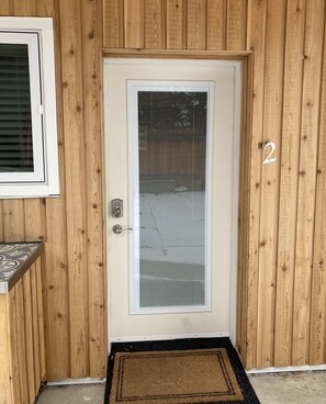Exterior detail - Bright poolside 2 bed, 2 bath Walkout Basement Suite (Penticton)