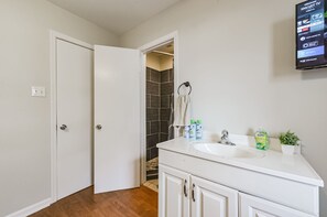 Douche, sèche-cheveux, serviettes fournies, savon