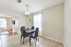 Dining - Med Center - 3 bd-2ba - Gated - Pets-Long-Monthly Discounts (Houston)