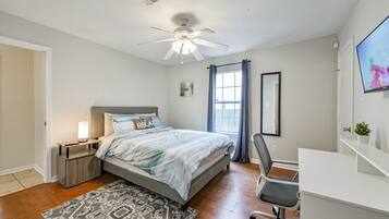 3 bedrooms, desk, iron/ironing board, travel crib