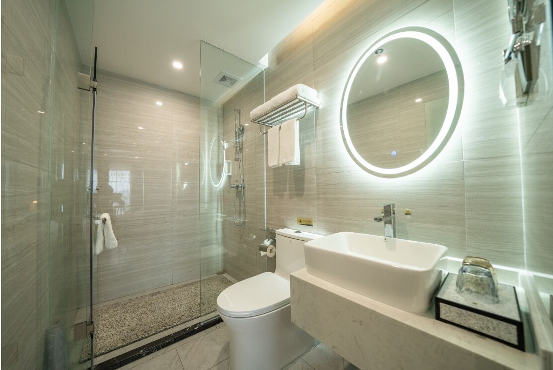 Shower, rainfall showerhead, free toiletries, hair dryer