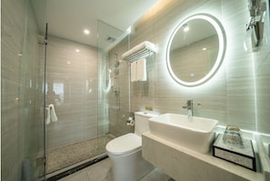 Een douche, een regendouche, gratis toiletartikelen, een haardroger