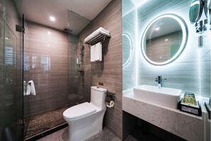 Bruser, brusehoved med spredningseffekt, gratis toiletartikler