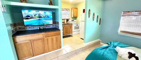 Silitysrauta/-lauta, vauvan matkasänky, Wi-Fi, vuodevaatteet