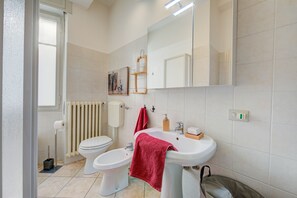 Combinazione doccia/vasca, asciugacapelli, bidet, asciugamani