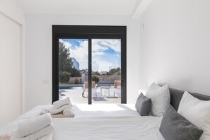 4 bedrooms, iron/ironing board, free WiFi, bed sheets