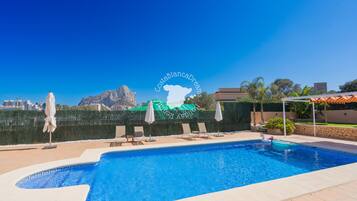 Een verwarmd zwembad