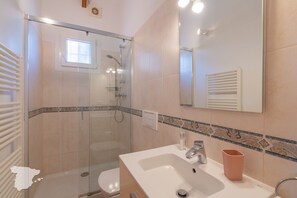 Douche, sèche-cheveux, serviettes fournies