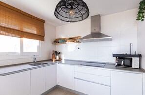 Réfrigérateur, un four, surface de cuisson, lave-vaisselle
