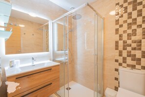 Dusche, Haartrockner, Handtücher