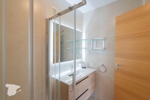 Dusche, Haartrockner, Handtücher