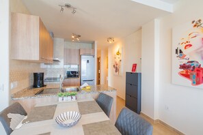 Kjøleskap, mikrobølgeovn, ovn og oppvaskmaskin