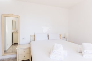 3 bedrooms, iron/ironing board, WiFi (free), bed sheets