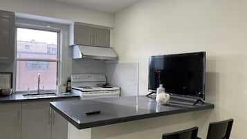 Fridge, oven, stovetop, cookware/dishes/utensils