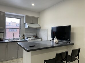 Fridge, oven, stovetop, cookware/dishes/utensils - Bright & refreshing Port Credit apartment - 4 mins to the lake! (Mississauga)