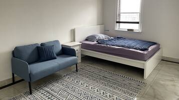 1 bedroom, desk, WiFi