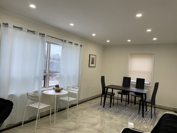 Dining - Bright & refreshing Port Credit apartment - 4 mins to the lake! (Mississauga)