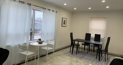 Bright & refreshing Port Credit apartment - 4 mins to the lake!