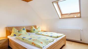 2 bedrooms, iron/ironing board, free WiFi, bed sheets