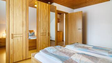 2 室のベッドルーム、アイロン / アイロン台、WiFi (無料)、ベッドシーツ