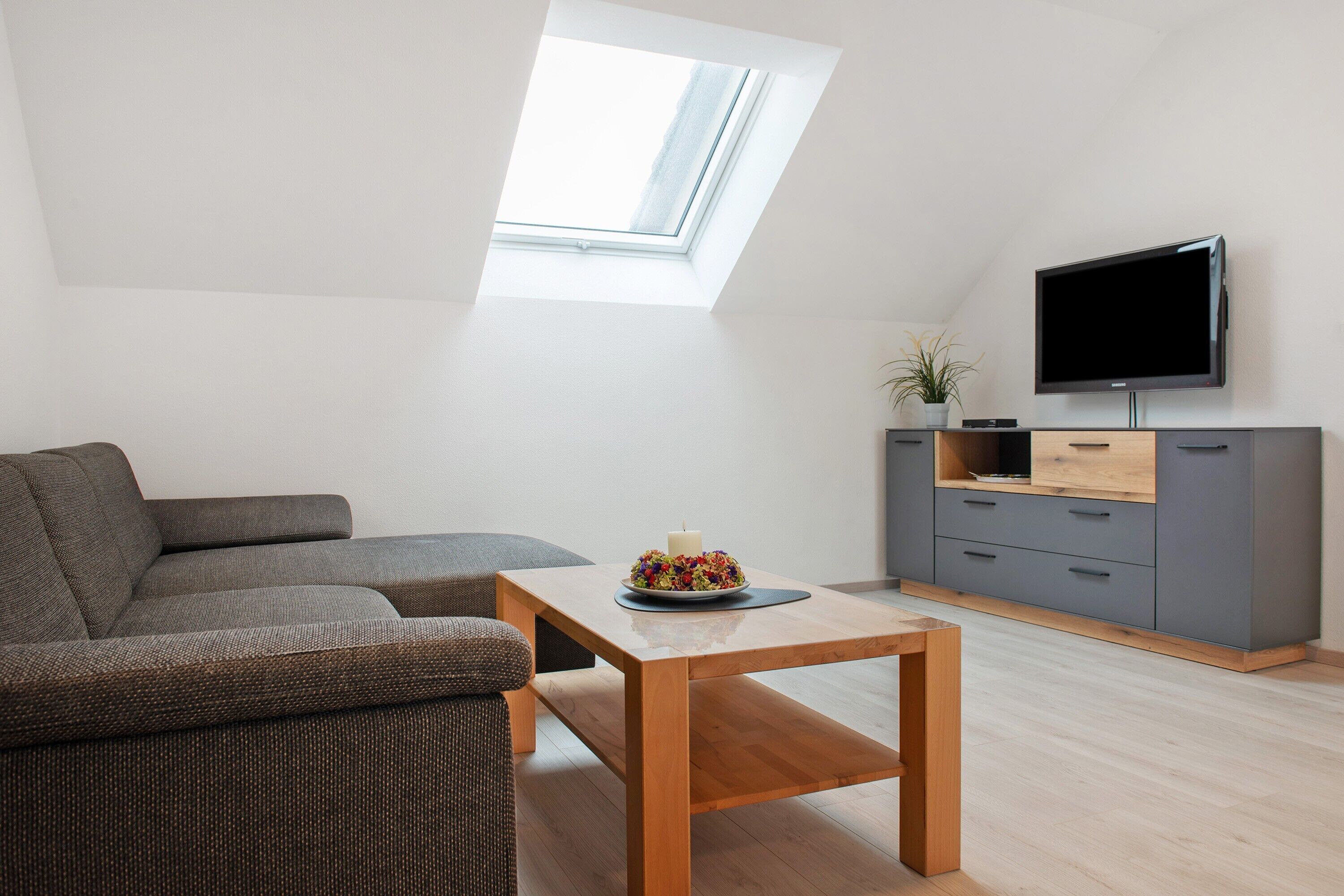 Fernseher, Tischtennisplatte