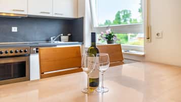 冷蔵庫、電子レンジ、オーブン、コンロ